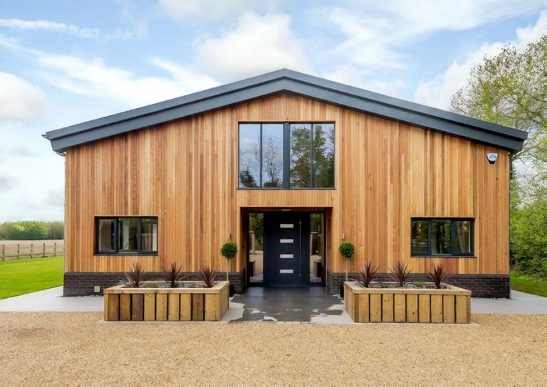 Il métamorphose un hangar agricole en une magnifique maison