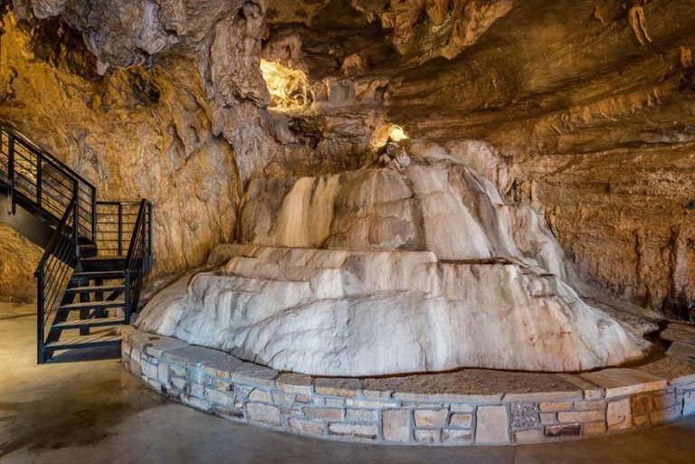 Il vend une maison incroyable dans une grotte et l’intérieur est encore