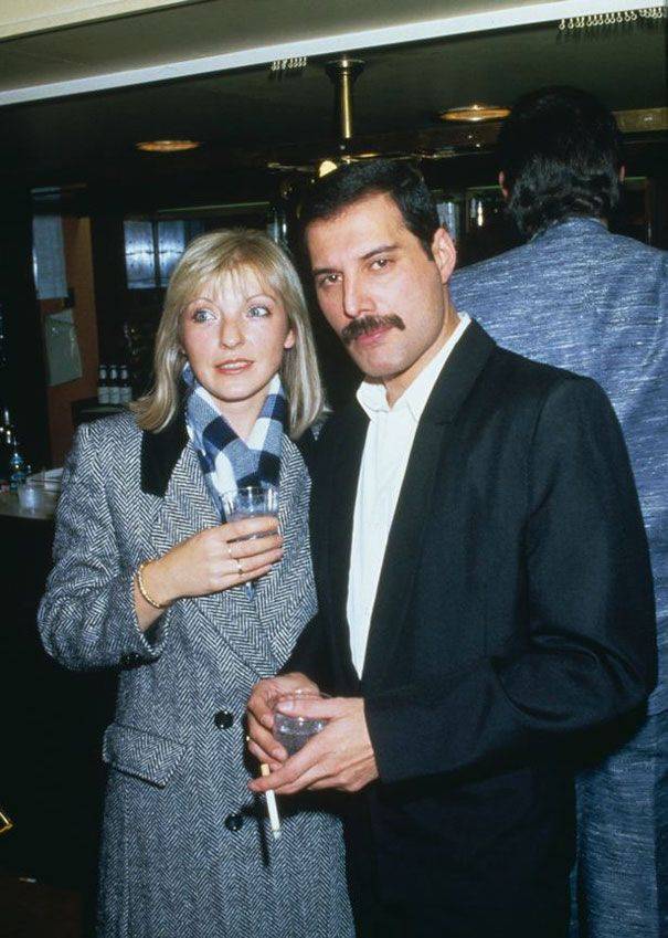 Freddie Mercury avec Mary Austin