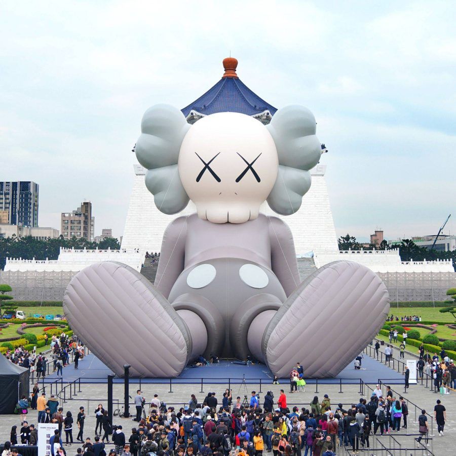 Une sculpture gonflable massive de KAWS flotte dans le port de Victoria