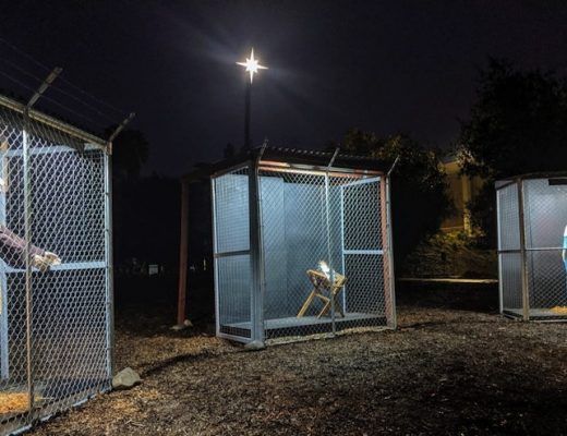 Sainte Famille séparée dans des cages