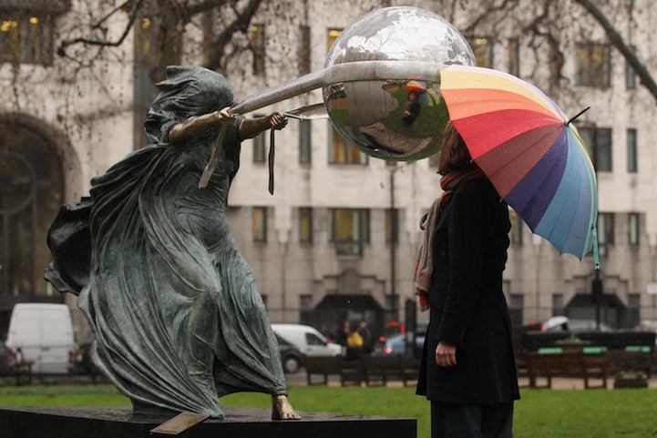 sculptures défiant la gravité