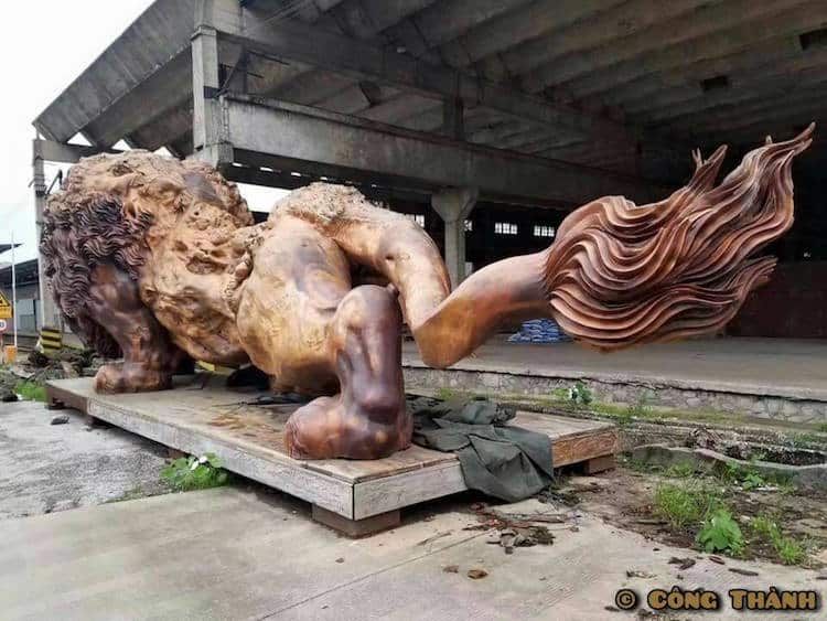 Lion géant sculpté dans un tronc d'arbre - La plus grande sculpture de séquoia du monde