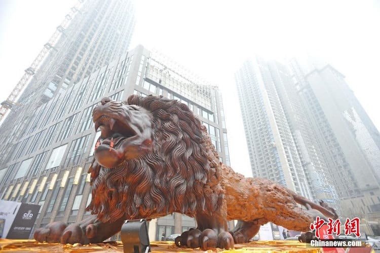 Lion géant sculpté dans un tronc d'arbre - La plus grande sculpture de séquoia du monde