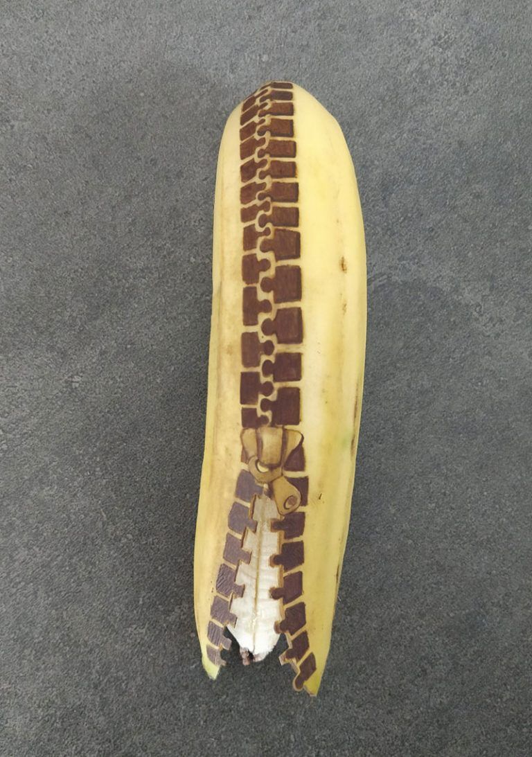 Art de la banane incroyable fabriqu?� en incisant et en blessant la peau, sans aucune encre
