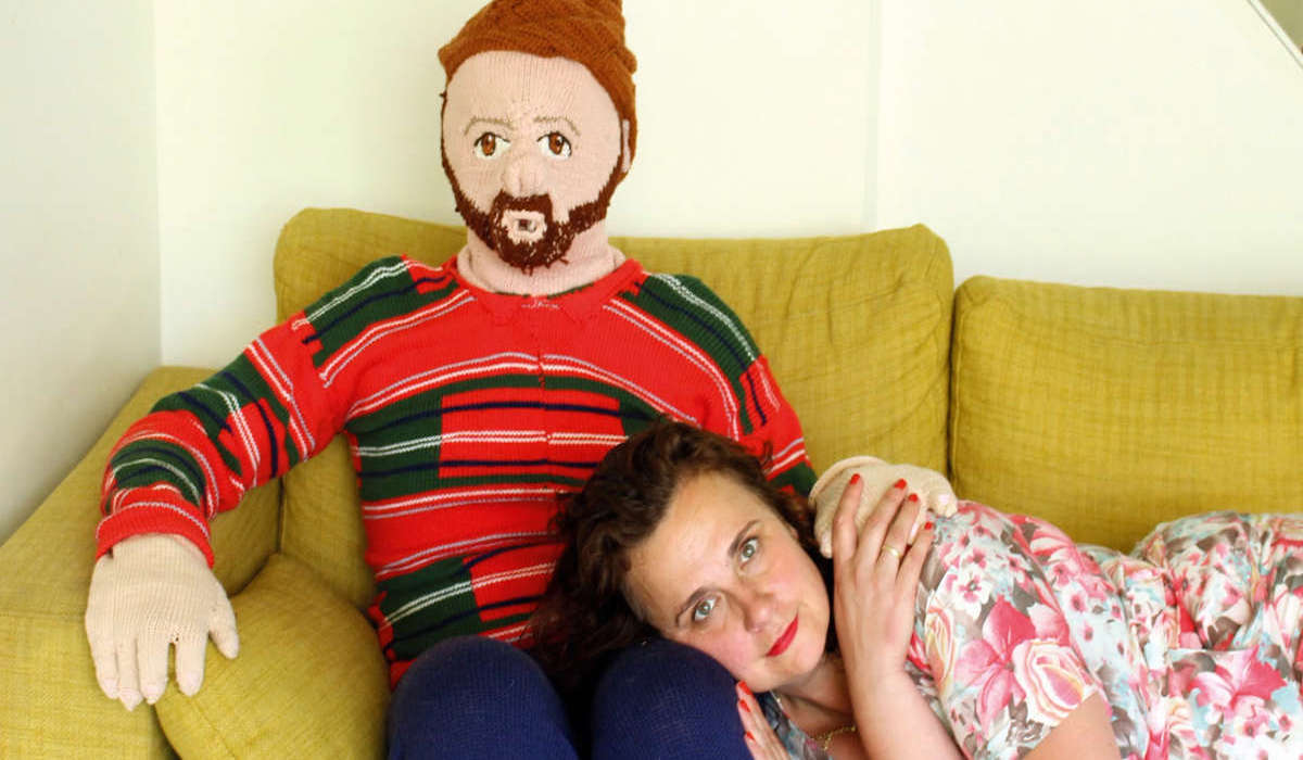 Une femme tricote son fils adulte et son ex mari pour pouvoir continuer