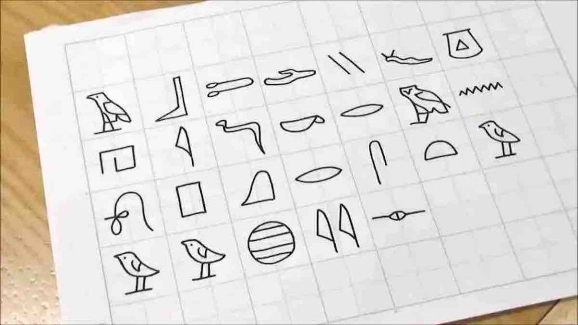 Un calligraphe japonais dessine l'alphabet avec des hiéroglyphes ...