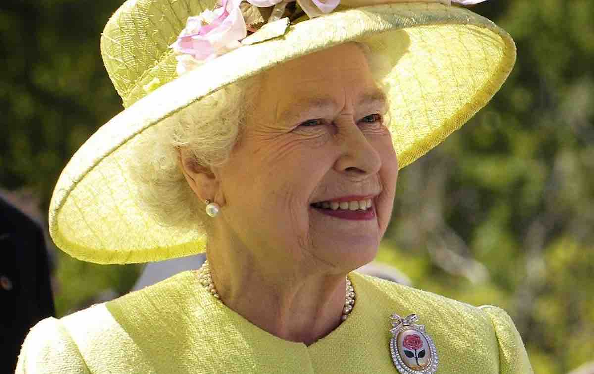 Cest La Reine Dangleterre Qui A Fait Caca Par Terre Pourquoi la reine Elizabeth II va-t-elle être enterrée dans un cercueil  plombé ?