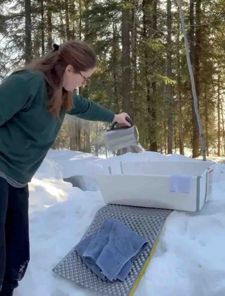 Elle vit dans une grotte de neige