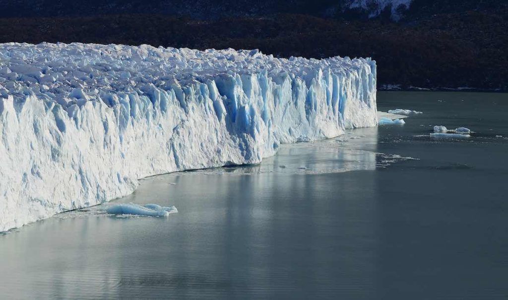 iceberg émerger des profondeurs