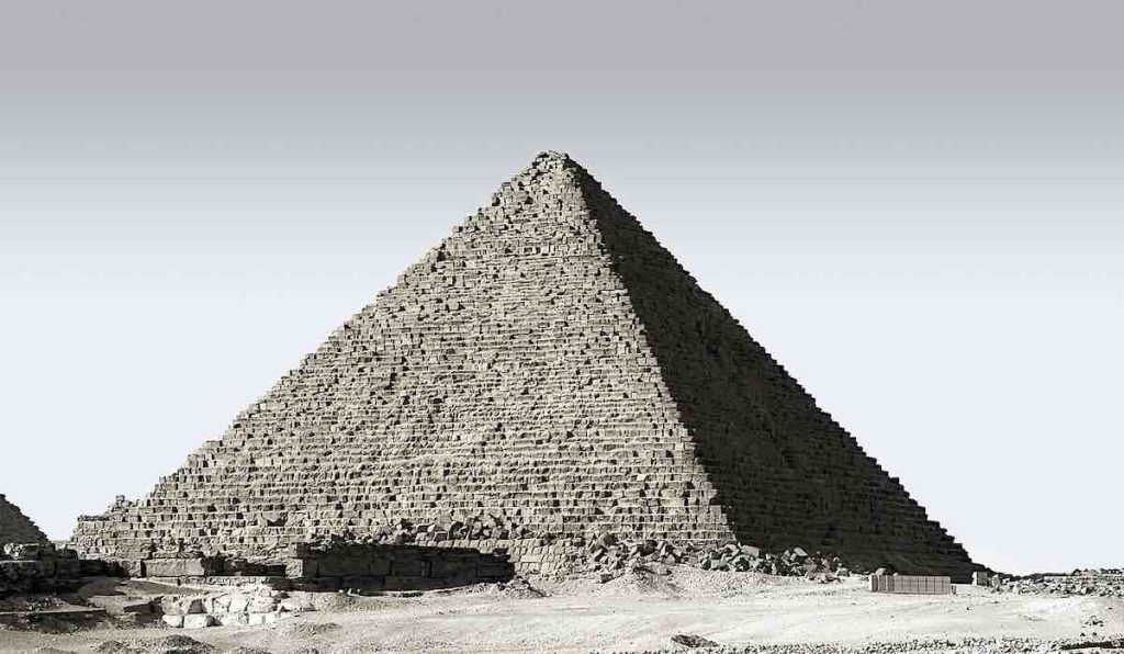 rénove ses anciennes pyramide